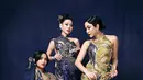 Bosan dengan merah? Kamu patut coba cheongsam warna blue sapphire yang nggak kalah mewah dan elegannya dengan cheongsam merah. Lihat looks Fuji, Gisella Anastasia, dan Wendy Walters ini. [@gisel_la]