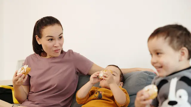 Membawa camilan dan mainan favorit anak saat staycation