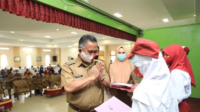 Wali Kota Tarakan Serahkan Beasiswa Prestasi kepada 4.164 Pelajar