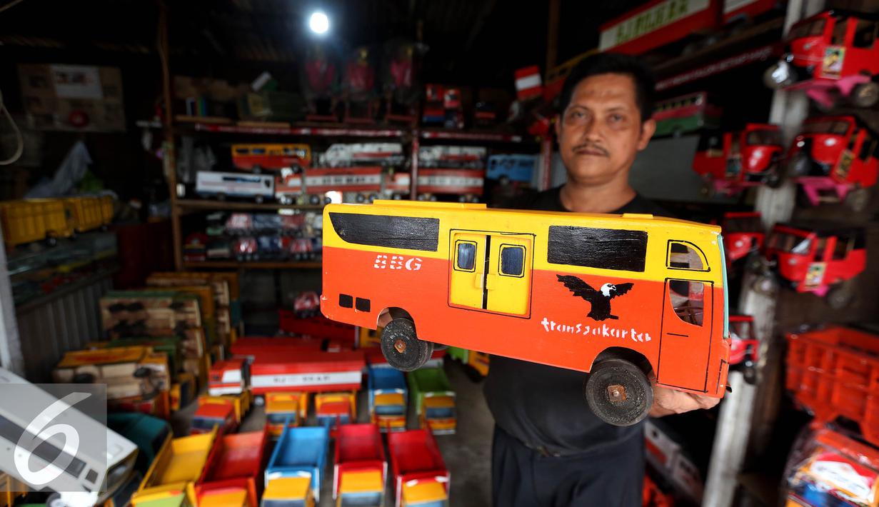 Pedagang mainan kayu memperlihatkan barang dagangannya di kawasan Kalibata, Jakarta, Selasa (18/10). Mainan kayu tradisional semacam ini di jual dengan harga 75 ribu sampai 200 ribu. (Liputan6.com/Johan Tallo)