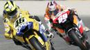 Rivalitas Nicky Hayden dari tim Repsol Honda dengan Valentino Rossi pada balapan MotoGP di Sirkuit Ricardo Tormo Race, GP Valencia, 2006. (AP/Bernat Armangue)