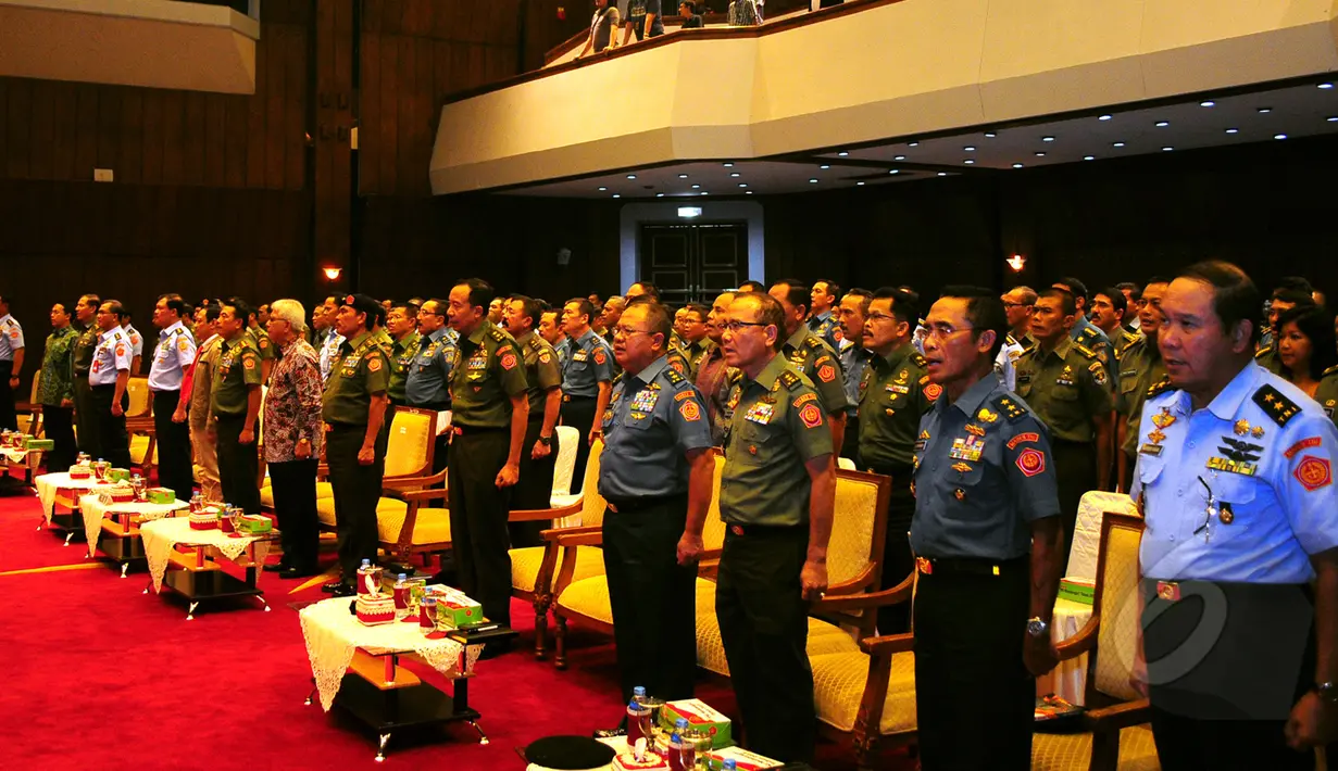 Sebanyak 200 orang perwira menengah (Pamen) TNI yang terdiri dari 45 Pamen TNI AD, 40 Pamen TNI AL, 30 Pamen TNI AU dan 80 Pamen dari Balakpus Mabes TNI hadir dalam diskusi bertajuk TNI Mendengar, Kamis (12/3/2015). (Liputan6.com/Yoppy Renato)