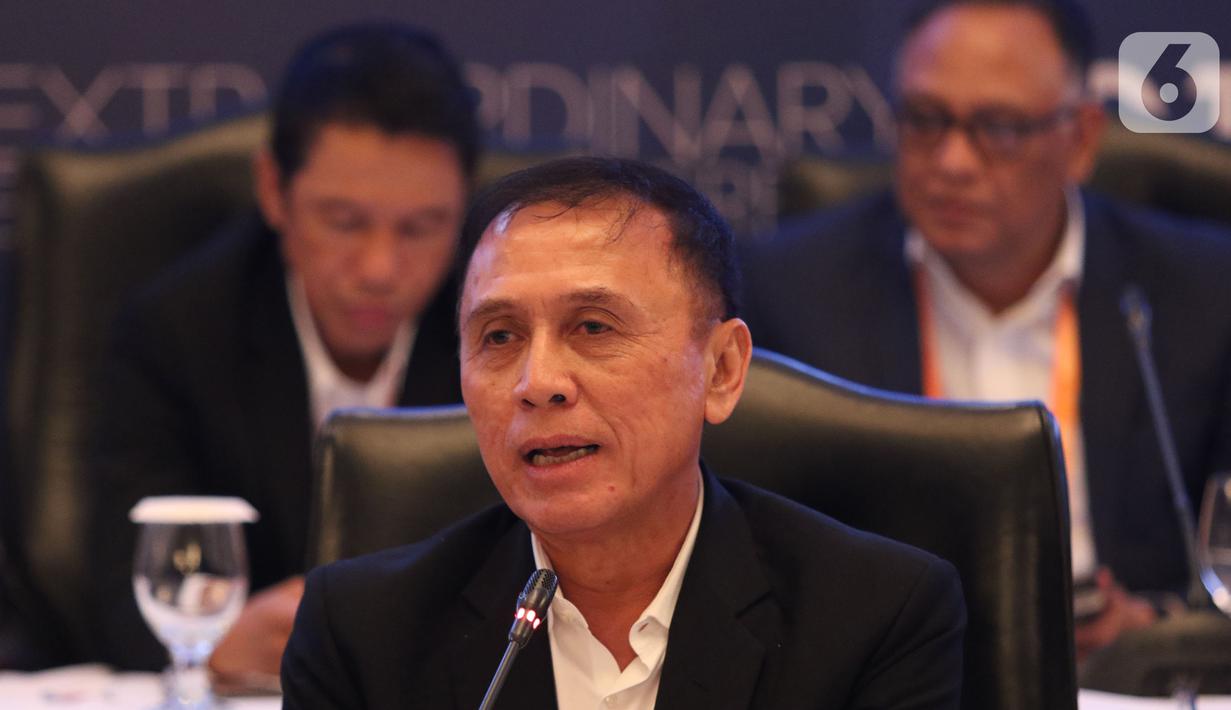 Ketua Umum PSSI terpilih Mochamad Iriawan menyampaikan konferensi pers usai Kongres Luar Biasa (KLB) PSSI di Jakarta, Sabtu (2/11/2019). Pria yang akrab disapa Iwan Bule itu terpilih menjadi ketua umum PSSI untuk periode 2019-2023 usai meraih 82 dari jumlah voters 85. (Liputan6.com/Herman Zakharia)