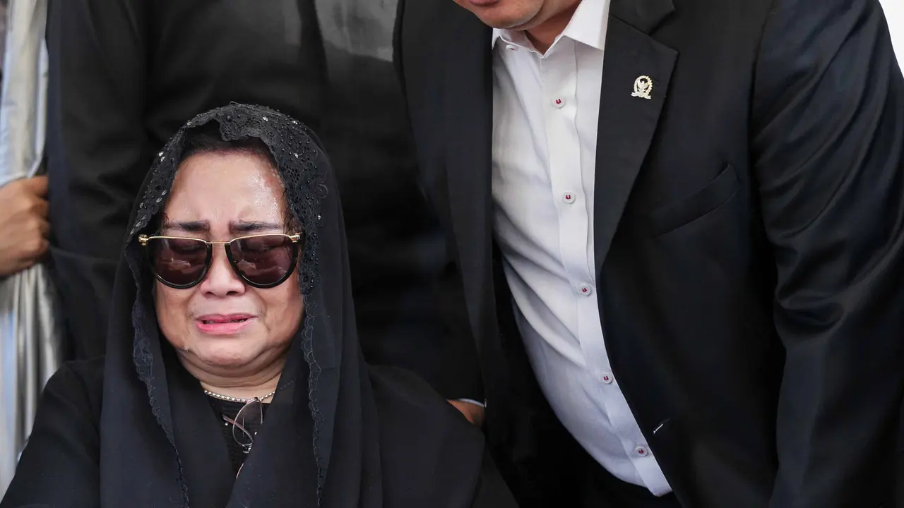Tabur Bunga Rachmawati Soekarnoputri di Pusara Sang Suami Benny Soemarno