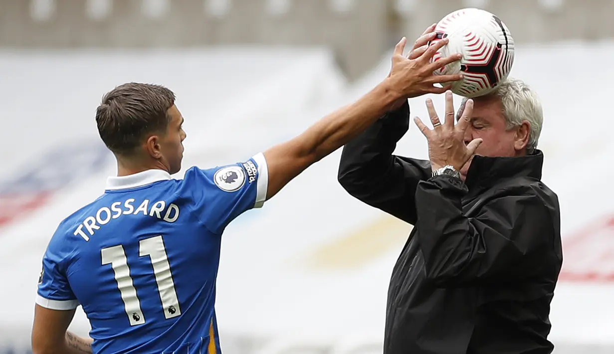 Gelandang Brighton, Leandro Trossard, saat mengambil bola dari pelatih Newcastle United, Steve Bruce, pada pertandingan Liga Inggris di St James' Park pada 22 September 2020. (AFP/Lee Smith/pool)