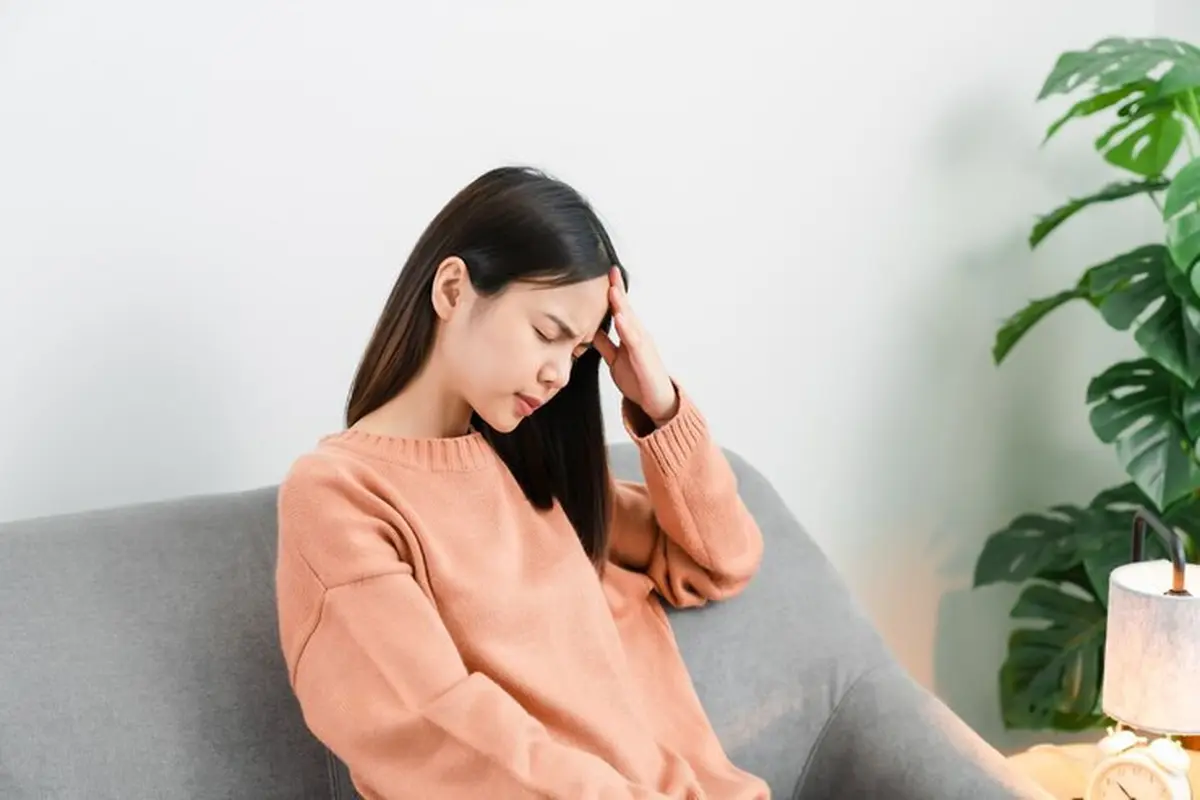 Seorang perempuan memegang kepalanya karena migrain (Foto Dok: Freepik/sitthiphong)