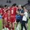 Para pemain Timnas Indonesia, Thom Haye, Micthel Baker mendengarkan instruksi dari John Herdman pada sebuah momen laga melawan Singapura di Stadion Utama Gelora Bung Karno, Jakarta, Jumat (25/9/2026). (KLY/Budy Santoso)