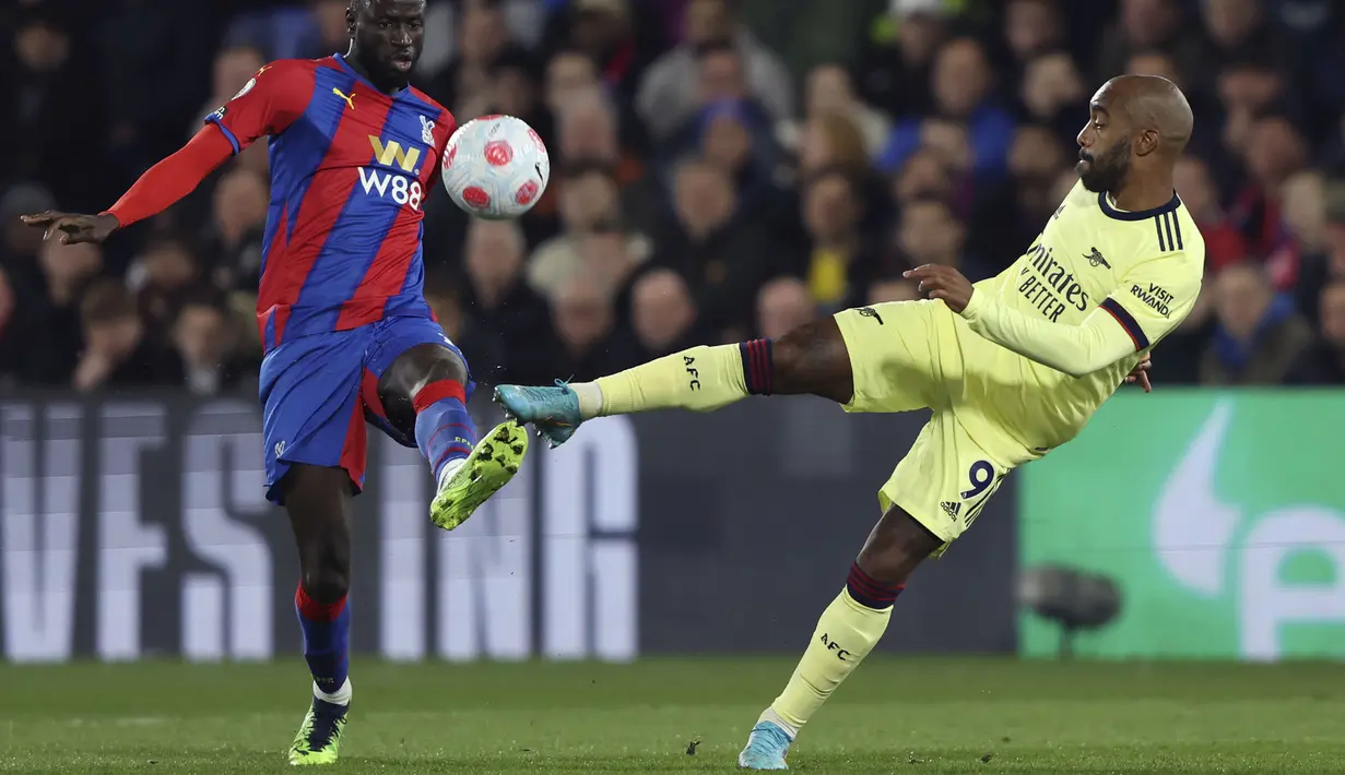 Arsenal mencoba mengejar ketertinggalan usai tertinggal 0-2 di babak pertama. Kerja sama Martinelli dan Lacazette beberapa kali mampu membongkar pertahanan Crystal Palace. (AP/Ian Walton)
