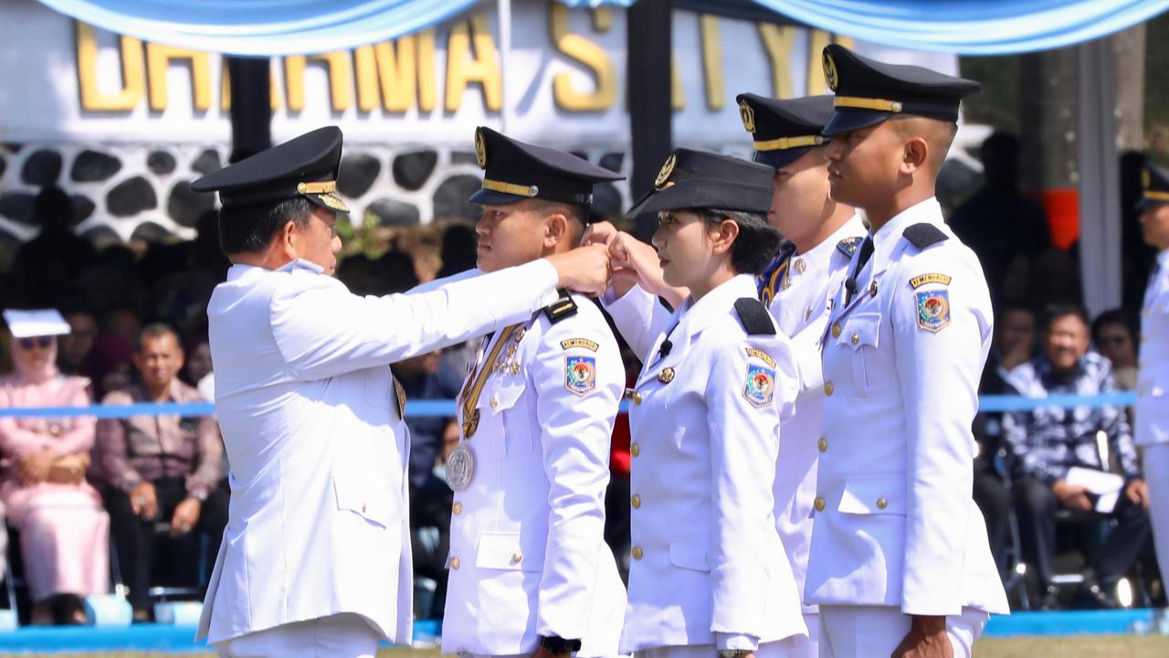 VIDEO: Sangar! Aksi Yel-Yel Praja IPDN 2025 saat Pelantikan, Sujud Depan Dedi Mulyadi
