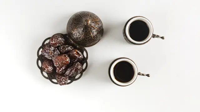 Buah Prune atau buah plum kering.