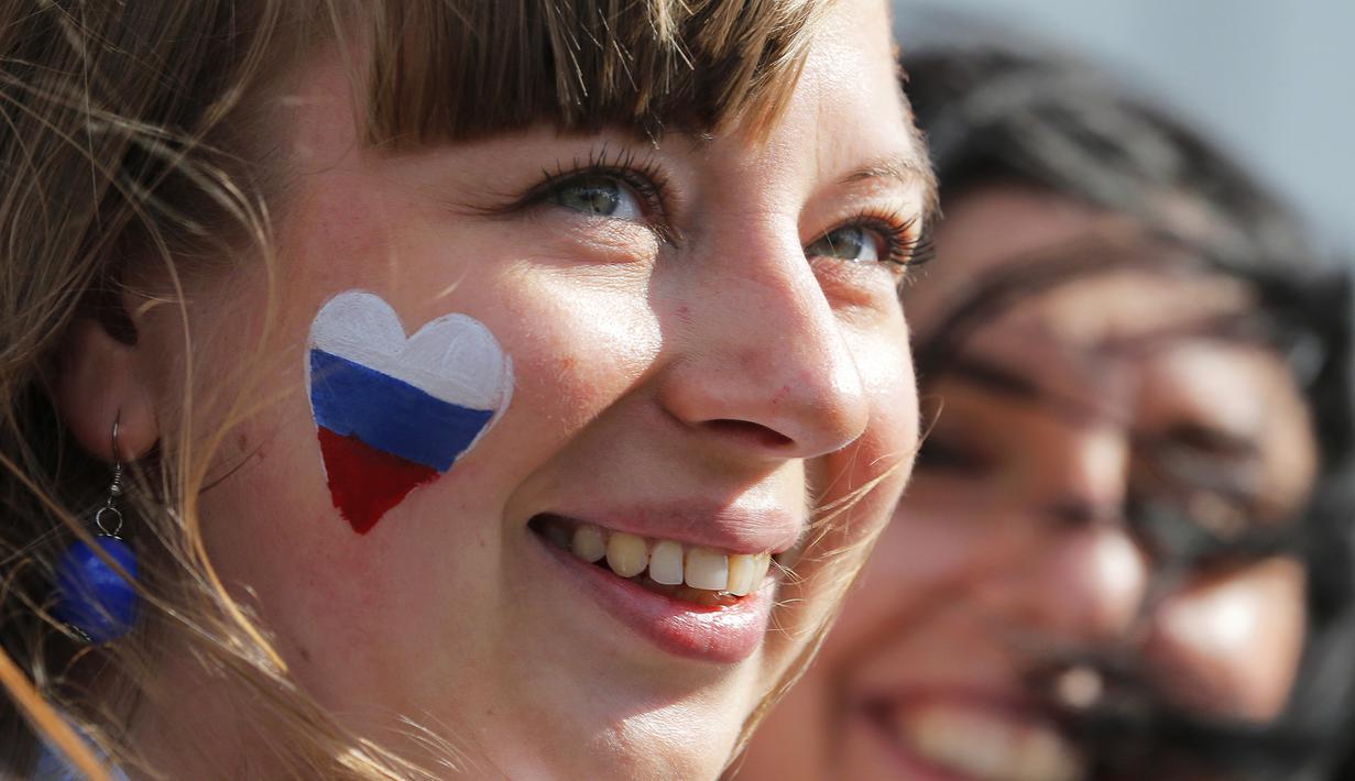 Suporter Rusia saat menyaksikan pertandingan antara Rusia melawan Portugal pada laga penyisihan Grup A Piala Konfederasi 2017 di Stadion Spartak, Russia, Rabu, (21/6/2017). (EPA/Sergei Ilnitsky)