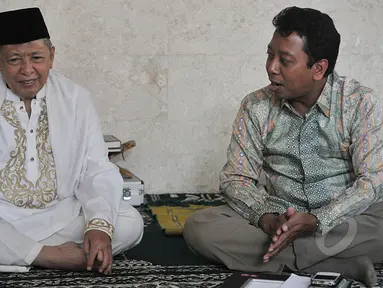 Ketum PPP versi Muktamar Surabaya, Romahurmuzy (kanan) berbincang dengan mantan Wapres RI, Hamzah Haz di kawasan Kuningan, Jakarta, Selasa (7/4/2015). Pertemuan dihadiri para petinggi partai tersebut dan berlangsung tertutup. (Liputan6.com/Johan Tallo)