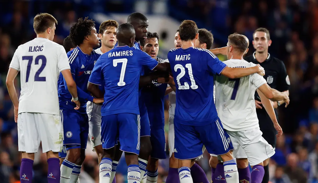 Para Pemain Fiorentina dan Chelsea bersitegang pada laga terakhir International Champions Cup di Stadion Stamford Bridge,Inggris, Kamis (6/8/2015).  Chelsea dipermalukan Fiorentina dengan skor 0-1. (Reuters/ Peter Cziborra)