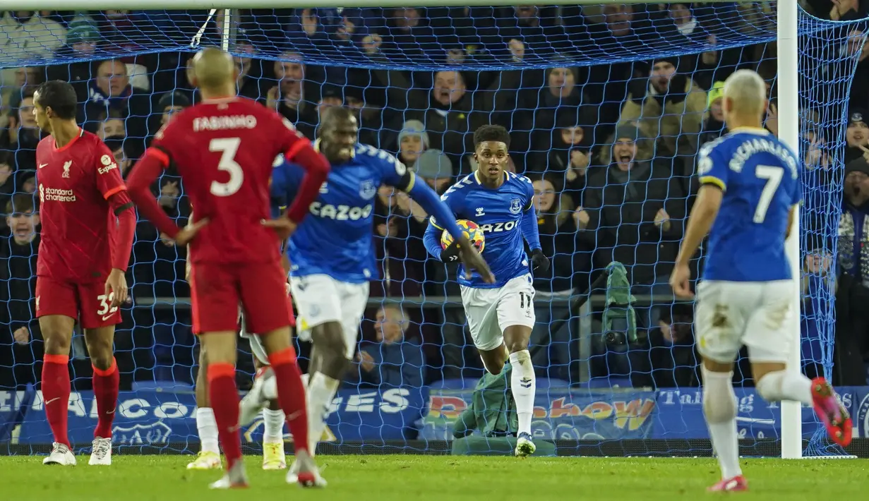 Gelandang Everton, Demarai Gray (tengah) berselebrasi usai mencetak gol ke gawang Liverpool pada pertandingan lanjutan Liga Inggris di Goodison Park di Liverpool, Inggris, Kamis (2/12/2021). Liverpool menang telak atas Everton 4-1. (AP Photo/Jon Super)