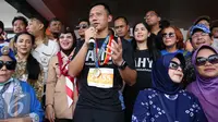 Calon Gubernur DKI Jakarta Agus Harimurti Yudhoyono menyapa warga Jakarta usai mengikuti lomba lari di Car Free Day (CFD), Senayan, Minggu (2/10). (Liputan6.com/Johan Tallo)