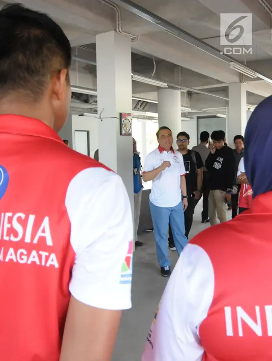 CdM Asian Games 2018, Komjen Pol Syafruddin (kiri) memberi arahan saat meninjau pelatnas memanah di Lapangan Tembak Senayan, Jakarta, Selasa (10/4). Kunjungan ini untuk memantau persiapan jelang laga di Asian Games 2018. (Liputan6.com/Helmi Fithriansyah)