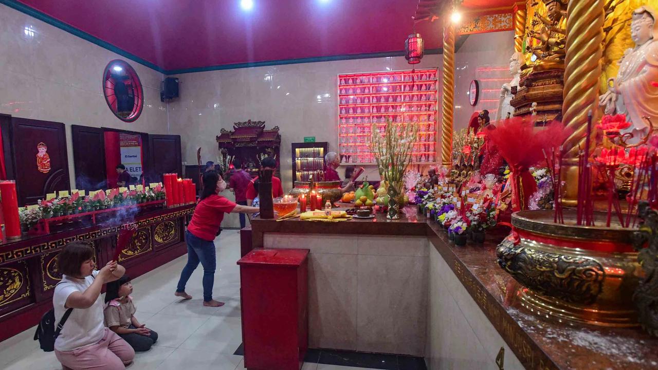 FOTO: Khidmat Sembahyang Malam Imlek di Wihara Kwan In Thang Tangerang Selatan