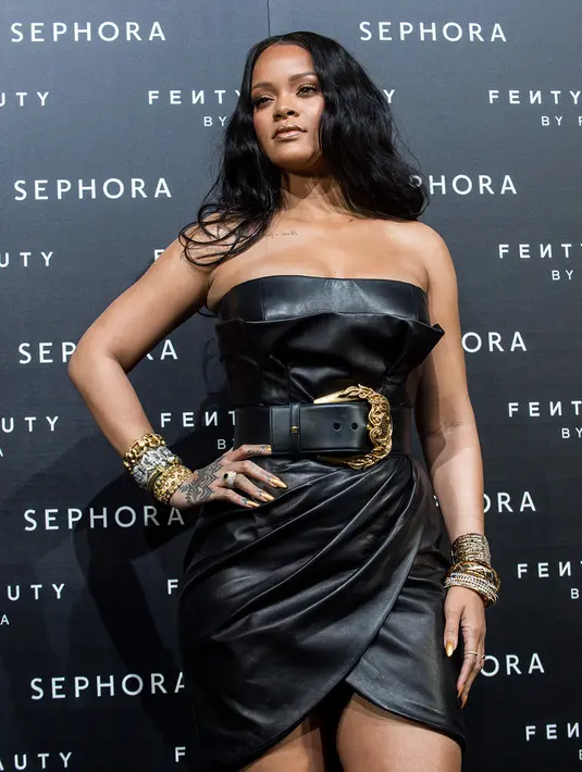 Rihanna memamerkan tubuhnya usai berhasil melakukan diet. (NICOLA MARFISI/AGF/REX/SHUTTERSTOCK/HollywoodLife)
