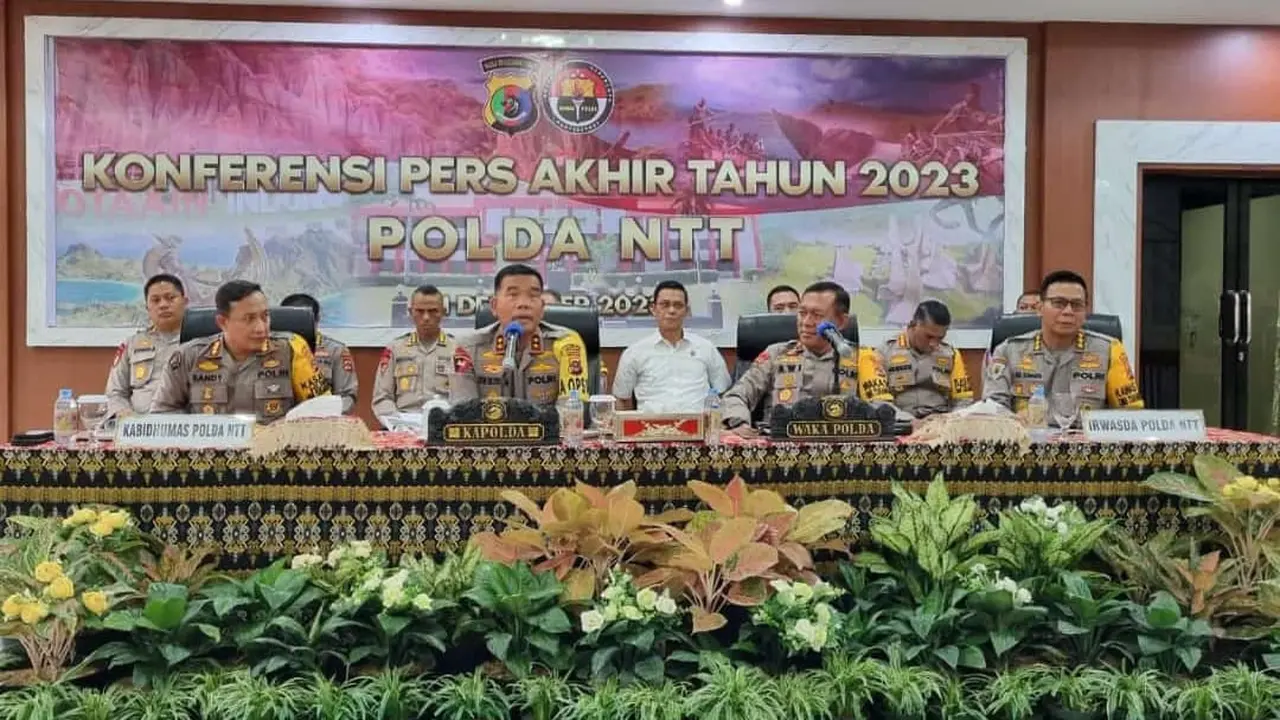 Kapolda NTT, Irjen Pol Daniel Silitonga saat menggelar konferensi pers akhir tahun, Minggu 31 Desember 2023 (Liputan6.com/Ola Keda)