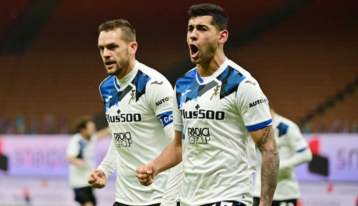 Pemain Atalanta, Cristian Romero, melakukan selebrasi usai mencetak gol ke gawang AC Milan pada laga Liga Italia di Stadion San Siro, Sabtu (23/1/2021). AC Milan takluk dengan skor 0-3. (AFP/Miguel Medina)