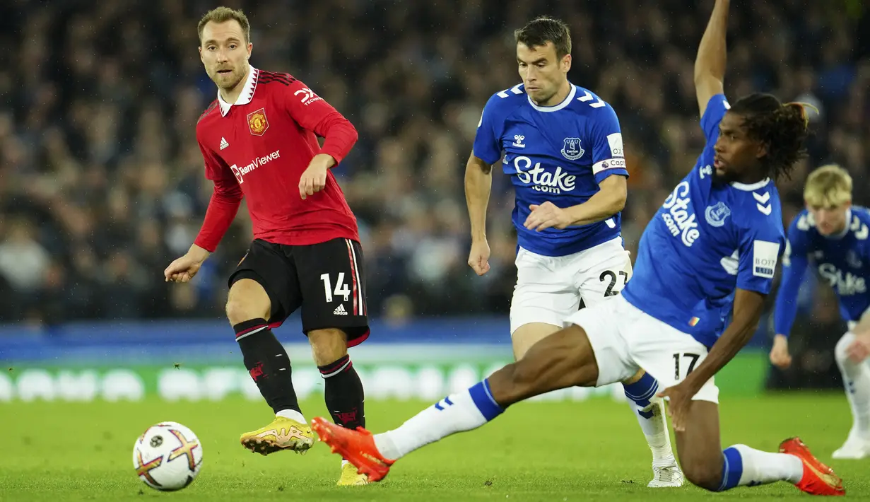 <p>Gelandang Manchester United, Christian Eriksen berusaha mengumpan bola dari kawalan gelandan Everton, Alex Iwobi pada pertandingan lanjutan Liga Inggris di Goodison Park, di Liverpool, Inggris, Senin (10/10/2022). Sementara itu, Everton harus puas menelan kekalahan ketiganya dari delapan pertandingan. (AP Photo/Jon Super)</p>