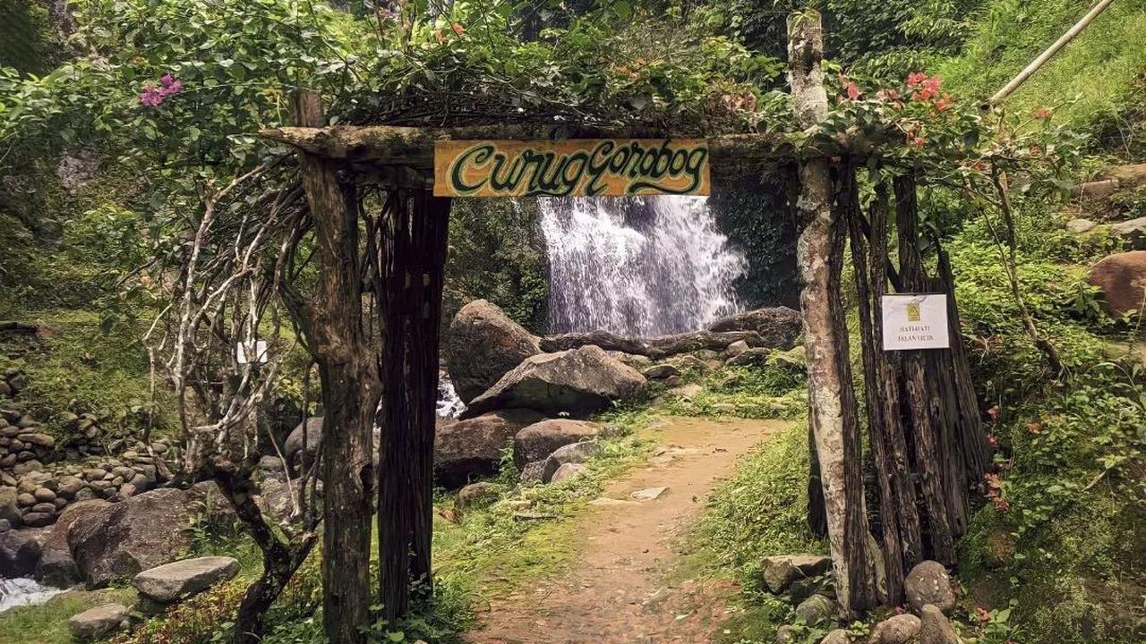 Dihiasi perbukitan hijau