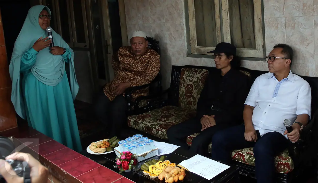 Ketua MPR Zulkifli Hasan berdialog dengan warga saat mengunjungi lokasi normalisasi Bukit Duri, Manggarai, Jakarta, Jumat (10/3). Zulkifli Hasan mendengarkan aspirasi korban penggusuran normalisasi sungai di Bukit Duri. (Liputan6.com/Johan Tallo)