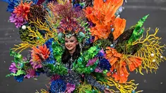 Peserta yang mengenakan kostum bertema HEAL (Kemanusiaan, Bumi, dan Kehidupan) mengikuti Jember Fashion Carnaval (JFC) ke-24 di Jember, Jawa Timur, Minggu (26/7/2026). (AFP/ Juni Krsiwanto)