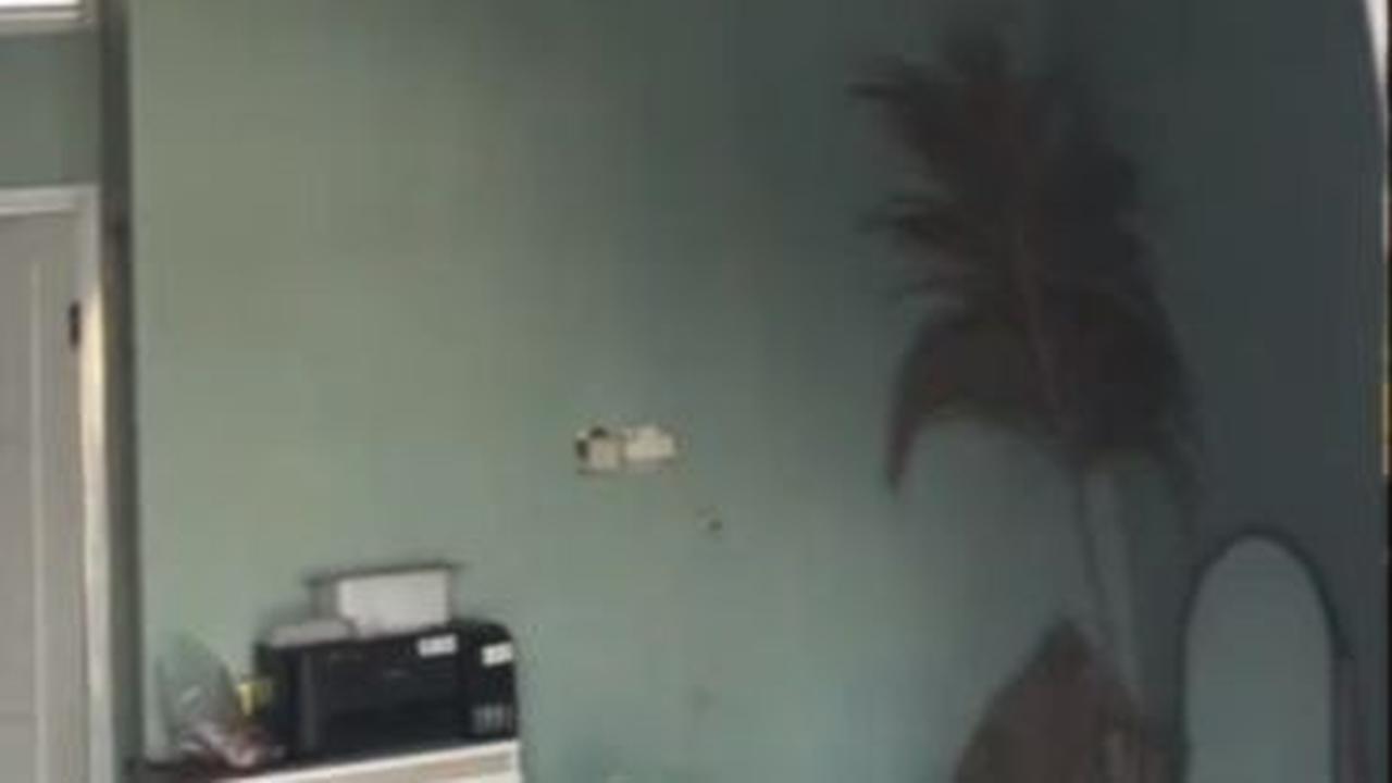 "matahari belum terbit lampu udah mati, felit living," tulis netizen mengomentari cara @si.ibunn menghemat lisrik di rumah.