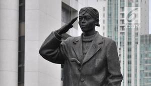 Seorang aktivis menabur bunga di depan patung Jenderal Soedirman, Jakarta, Rabu (14/11). Aksi tabur bunga dan hening cipta ini dalam rangka memperingati Hari Pahlawan dan menghormati jasa-jasa Jenderal Soedirman. (Merdeka.com/ Iqbal S. Nugroho)