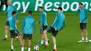 Para pemain Chelsea saat menghadiri sesi latihan di stadion Camp Nou di Barcelona (13/3). Chelsea akan bertanding melawan wakil Spanyol Barcelona pada leg kedua babak 16 Liga Champions. (AFP Photo/Pau Barrena)