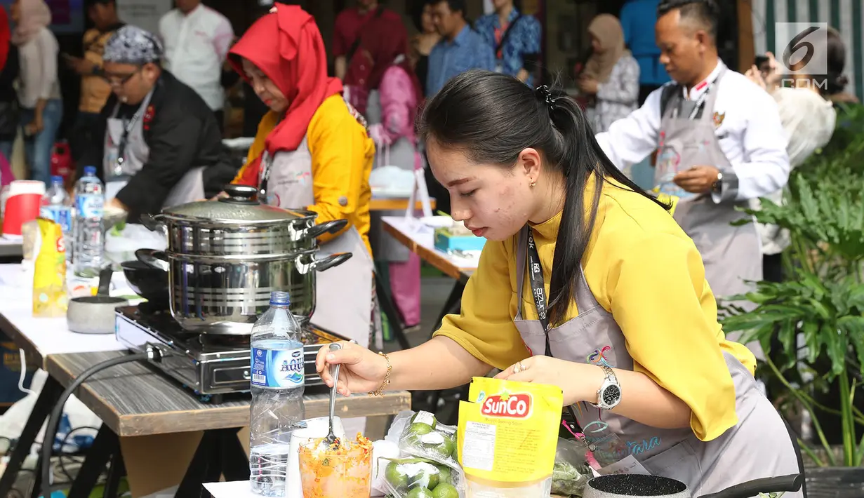 Finalis Lomba Masak Ikan Nusantara mengikuti acara Taste of Indonesia di Lippo Mall Kemang, Jakarta, Jumat (11/8). Sebanyak 10 koki terbaik ditantang untuk mengolah ikan menjadi hidangan Presiden Joko Widodo. (Liputan6.com/Immanuel Antonius)