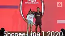 Pemain PSM Makassar berpose mengenakan jersey untuk Shopee Liga 1 2020 saat acara Launcing di Hotel Fairmont, Jakarta, Senin (24/2/2020). Shopee Liga 1 2020 diikuti 18 klub terbaik Indonesia. (Liputan6.com/Johan Tallo)