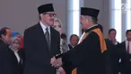 Ketua MA RI, M Hatta Ali (kanan) memberi selamat kepada Deputi Gubernur BI Dody Budi Waluyo usai pengucapan sumpah jabatan di Gedung MA RI, Jakarta, Rabu (18/4). Dody Budi Waluyo menjadi Deputi Gubernur BI 2018-2023. (Liputan6.com/Helmi Fithriansyah)