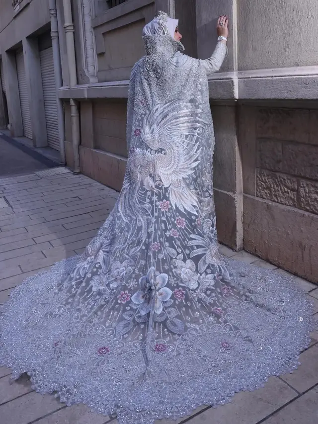 Detail Megah Gaun Silver Syahrini di Festival Film Cannes 2025, Bertabur Kristal dengan Siluet Burung Garuda