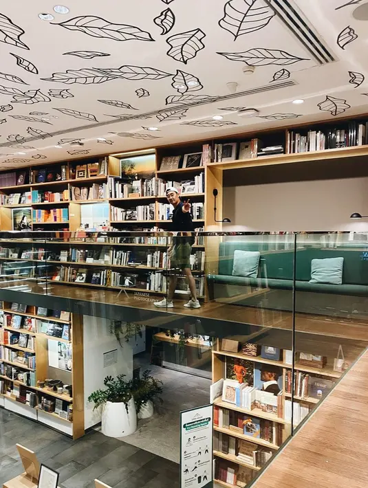 <p>"My favourite things in one frame," tulis Maudy Ayunda merujuk pada foto Jesse Choi dengan buku-buku yang dipajang rapi di banyak rak. (Instagram/maudyayunda)</p>