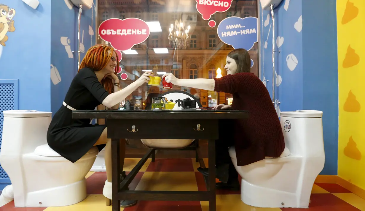 Pengunjung saat berada di Toilet Cafe di pusat kota Moskow, Rusia (30/10/2015). Cafe ini memiliki tema interior menyerupai toilet dan menyajikan peralatan seperti yang ada di kamar mandi kecil. (REUTERS/Sergei Karpukhin)