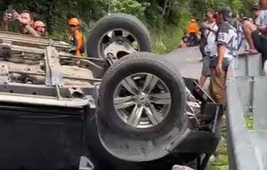 Mobil terbalik di jalur ekstrem Tanjakan Cisarakan, Desa Buniwangi, Kecamatan Palabuhanratu, pada Minggu (28/12/2025). (Liputan6.com/Fira)