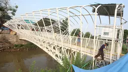 Pejalan kaki melintasi Jembatan Penyeberangan Orang (JPO) Jayakarta di Jakarta, Rabu (25/10). Akses untuk menyeberang warga diperbolehkan mulai pukul 04.30 hingga 00.00. (Liputan6.com/Immanuel Antonius)