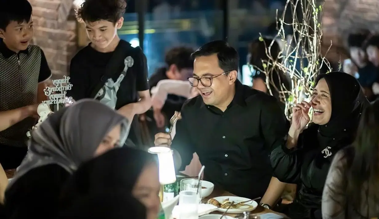 Bukan hanya bersama istri dan anak, momen kejutan ultah Sahrul juga dihadiri oleh keluarga besar. Mereka merayakannya dengan makan malam bersama. Canda tawa menghiasi suasana yang penuh kehangatan tersebut. Dine Mutiara sebagai inisiator di balik kejutan untuk suaminya itu pun merasa puas. (Liputan6.com/IG/@dine.pearl)