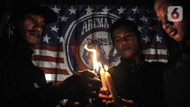 Aksi Seribu Lilin untuk Korban Kerusuhan Kanjuruhan di GBK