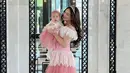 Tampil kembar dengan busana ala princess, keduanya tampak begitu menggemaskan.  [Foto: instagram/ Jessica Mila]