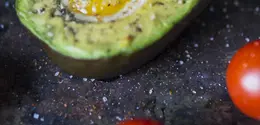 Avocado egg merupakan salah satu menu sarapan yang simple dan terdapat banyak kandungan yang menyehatkan bagi tubuh. (Foto/dok: Freepik)