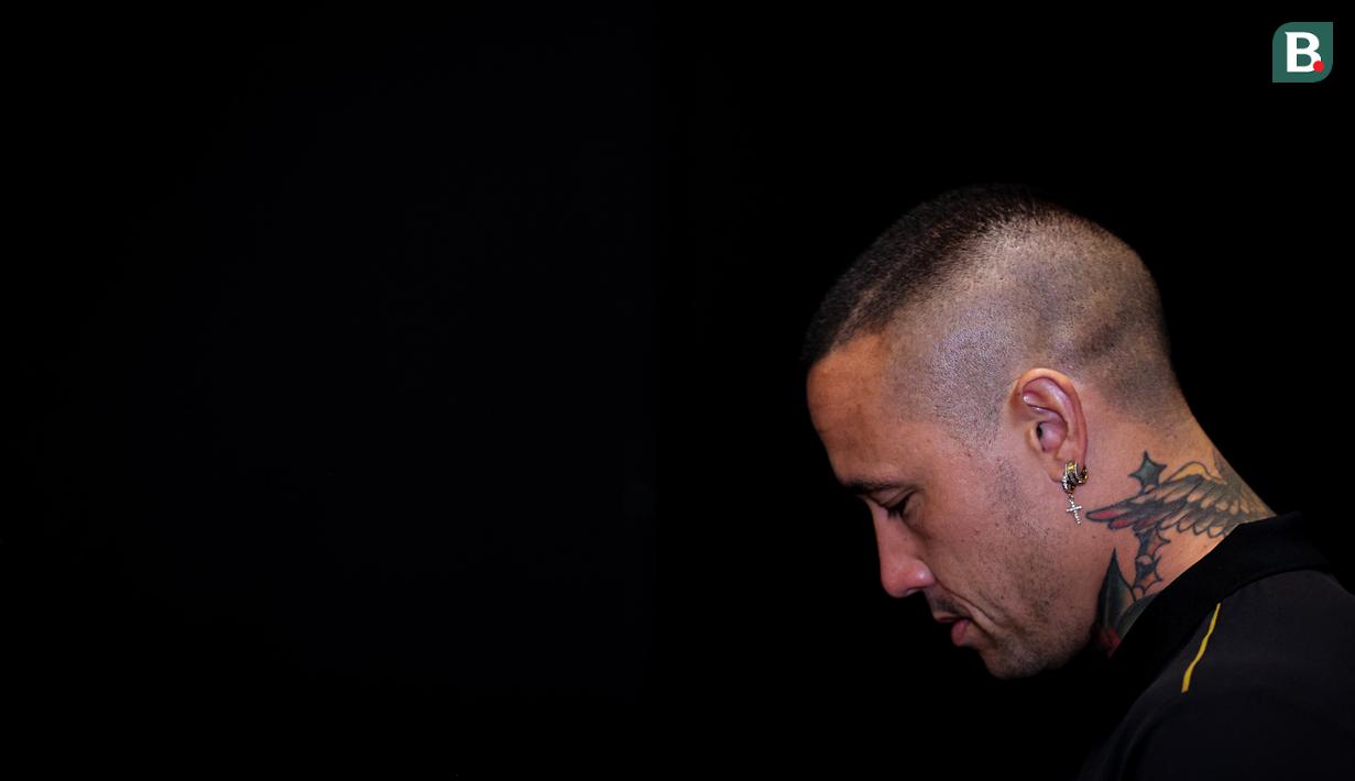 Pemain Belgia berdarah Indonesia, Radja Nainggolan saat dikenalkan sebagai rekrutan baru Bhayangkara FC di ruang konferensi pers Stadion Utama Gelora Bung Karno (SUGBK), Senayan, Jakarta, Senin (04/12/2023). (Bola.com/Bagaskara Lauardi)