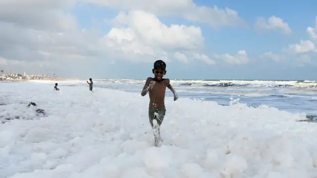 Pantai Tercemar Limbah Busa, Warga Chennai Tetap Nekat Berenang