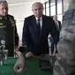 Presiden Rusia, Vladimir Putin bersama Menteri Pertahanan Rusia Sergei Shoigu  mengunjungi pameran Kalashnikov Concern di Patriot Park, luar Moskow, Rabu (19/9). (Alexey NIKOLSKY / SPUTNIK / AFP)