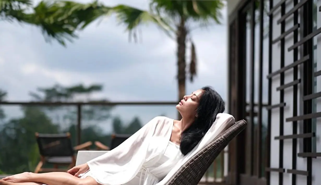 Di usianya yang sudah 44 tahun ini, Lulu Tobing banyak membagikan potret kesibukannya di media sosial Instagram. Mulai dari berbagai acara film, hingga potret akrabnya dengan sahabat, salah satunya dengan Happy Salma. Sesekali ia tampil menawan saat mengunggah potret selfienya yang menuai banyak tanggapan. (Liputan6.com/IG/@lutob)