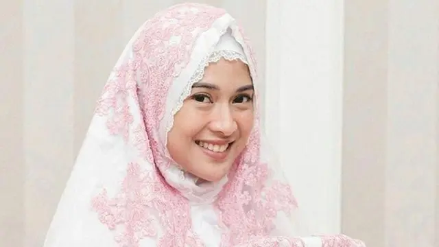 Potret Dian Sastrowardoyo Pakai Mukena, Semakin Adem Dipandang