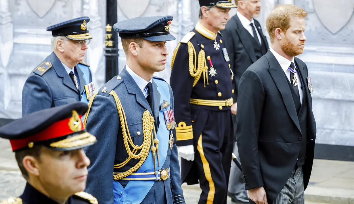Pangeran William dan Pangeran Harry di pemakaman Ratu Elizabeth II. (Foto: Tristan Fewings/Pool Photo via AP)