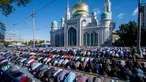 Sejumlah muslim Rusia melaksanakan salat Idul Fitri di luar masjid di pusat kota Moskow, Selasa (5/7). Perayaan Idul Fitri 1437 H di Rusia jatuh pada hari ini. (Alexander UTKIN/AFP)